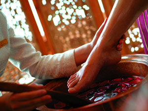 免费足疗引上巨额消费路 七旬老人办卡金额到20万