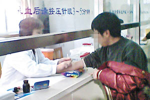 办健康证遭质疑“走形式” 被曝只要交钱就能办