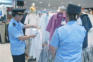 家乐福里查出一批“三无”衣服