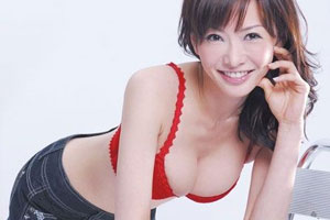 揭秘 女人的乳房有多重？