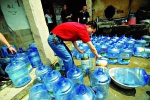 饮用水桶行业乱象：材质千差万别 部分威胁健康