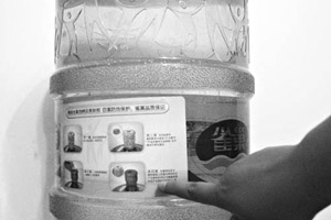 自来水变身品牌桶装水 真假水混卖成潜规则