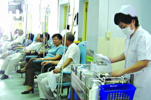 山东部分医院收取输液椅费遭质疑 坐着输液交3元