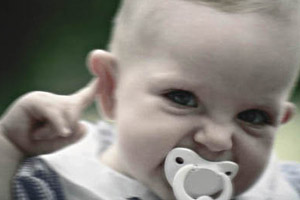 吮吸奶嘴“上瘾”难戒除 专家建议家长使用要适度