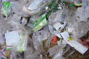 医疗垃圾背后藏黑色产业链 输液袋加工制成雨衣