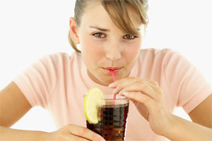 几分钱成本配出“正宗”可乐 多流向学校