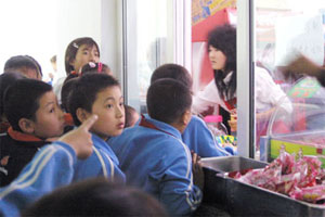 小学生难拒校门口美食 成“廉价食品”消费大军