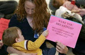 数十位美国妈妈机场示威当众哺乳