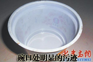 李先生牛肉面碗口污渍 经理称厨房存放沾上的油污