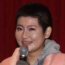 Selina可能无法戴婚戒 手像哆啦A梦一样