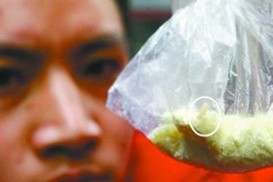 惠氏幼儿奶粉钻出活虫 欲自费检测