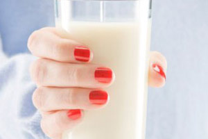 女人怎样喝酸奶更能丰胸瘦身