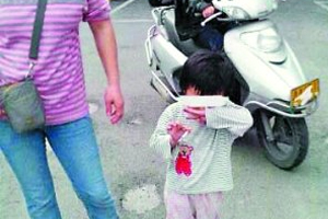 三岁女童抽烟上瘾 被责骂也不肯扔烟头