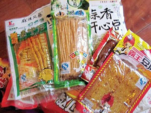小学周边廉价食品让人忧