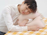 趴着午睡伤身 科学午睡是关键