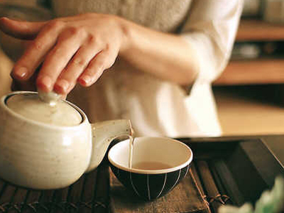 女人喝茶好处多 跟随季节来选茶