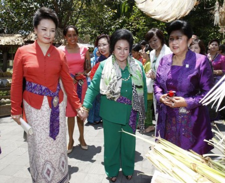 彭丽媛东南亚之行 温婉知性着装盘点