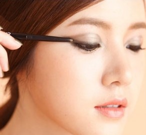 教你猫眼妆的画法
