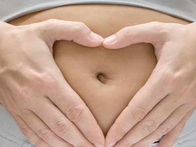 洗澡时可用温水冲洗乳房
