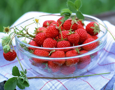 草莓漂白和清洁牙齿