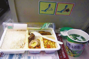动车售保质期90天盒饭 网友调侃“饭坚强”