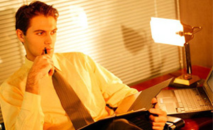 警！久坐对男人的危害多多