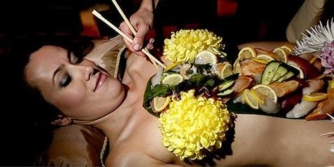 窥探日本女体盛：处女才能激发食欲
