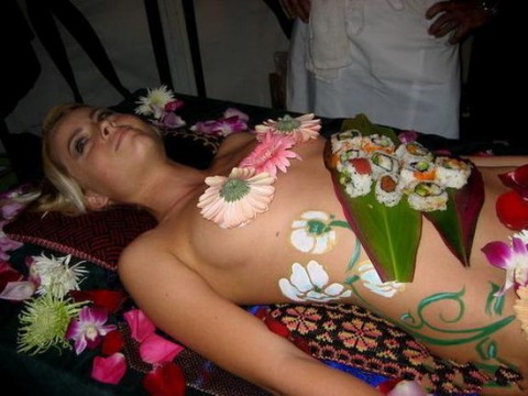 窥探日本女体盛：处女才能激发食欲