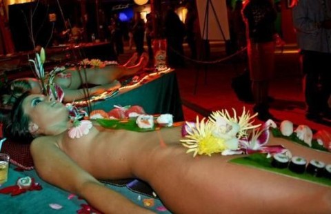 窥探日本女体盛：处女才能激发食欲