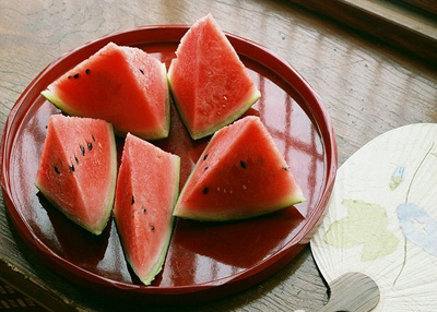专家提醒：夏季贪凉吃西瓜 吃多未必解暑