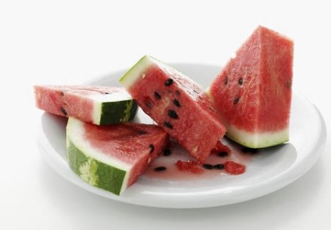 专家提醒:夏季贪凉吃西瓜 吃多未必解暑 专家提醒:夏季贪凉吃西瓜 吃多未必解暑