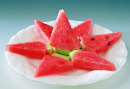 专家提醒:夏季贪凉吃西瓜 吃多未必解暑 专家提醒:夏季贪凉吃西瓜 吃多未必解暑