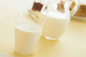 建议！喝牛奶应该慢慢喝