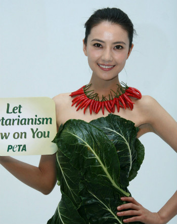 果蔬菜叶裹身清凉“止渴” 女星上演“夏娃的诱惑” 果蔬菜叶裹身清凉“止渴” 女星上演“夏娃的诱惑”