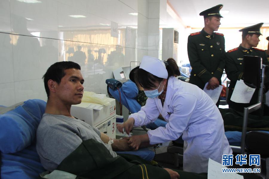 昆明120名森警官兵紧急无偿献血36000毫升(图) 昆明120名森警官兵紧急无偿献血36000毫升(图)昆明120名森警官兵紧急无偿献血36000毫升(图)