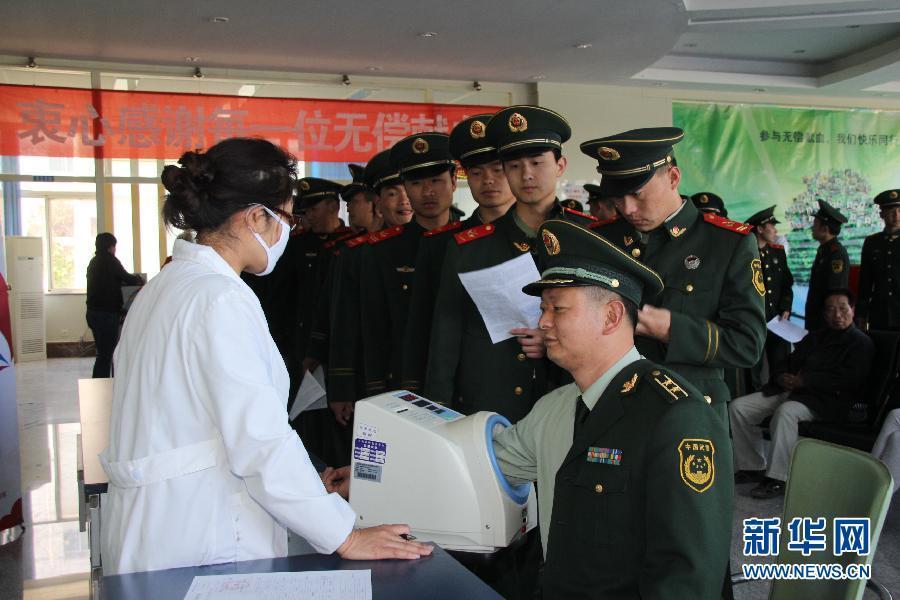 昆明120名森警官兵紧急无偿献血36000毫升(图) 昆明120名森警官兵紧急无偿献血36000毫升(图)昆明120名森警官兵紧急无偿献血36000毫升(图)