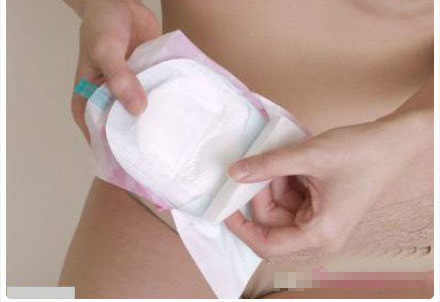 卫生巾怎么用 真人示范卫生巾用法