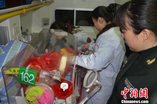 重庆医生跋涉300公里救助初生连体婴 重庆医生跋涉300公里救助初生连体婴重庆医生跋涉300公里救助初生连体婴