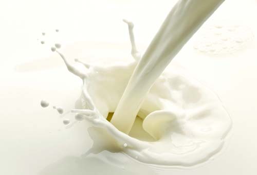 牛奶美白法：揭秘牛奶四大美容功效 
