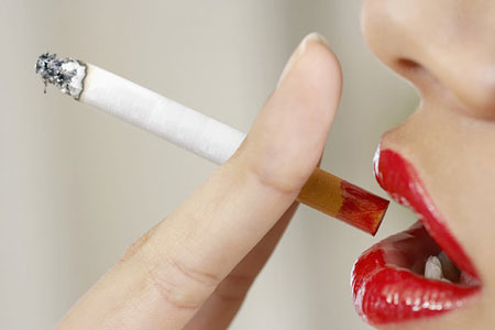 女性产生黄褐斑的七大原因抽烟1.jpg
